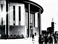 Francuski paviljon u današnjem Studenskom centar (tada Zagrebački velesajam) na Savskoj cesti 1950. godine  Izložbeni paviljon Republike Francuske izgrađen je 1936-1937. godine na lokaciji u Savskoj cesti 25, u sklopu sajamske priredbe Zagrebački zbor. Otvorenja prve izložbe bilo je 17.travnja 1937. godine.